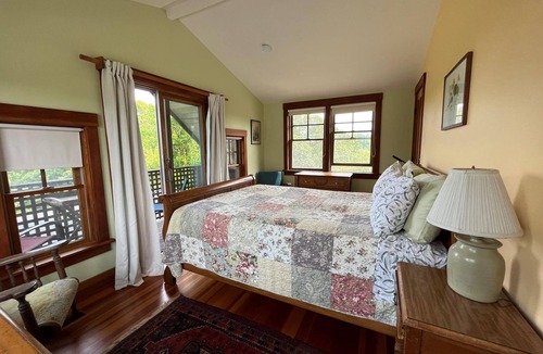 Aquinnah House | Quiet Aquinnah Escape—Private Ocean Beach Access—Kayaks—Walk to Menemsha Pond