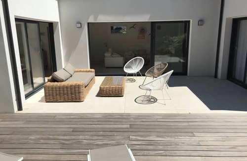 Carnac House | Quiet architect-designed villa 50m from beaches