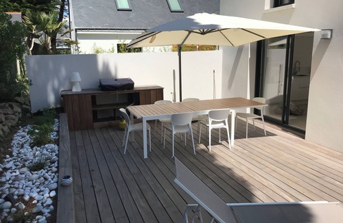 Carnac House | Quiet architect-designed villa 50m from beaches