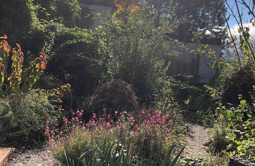 Tresserve Bed & Breakfast | Quiet artist's house with stunning lake view.