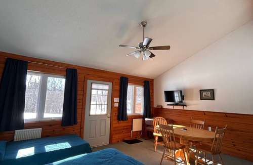 Magnetawan Hotel | Quiet Bay: Lakeside Escape