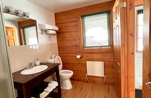 Magnetawan Hotel | Quiet Bay: Lakeside Escape