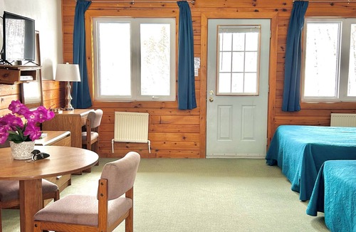 Magnetawan Hotel | Quiet Bay: Lakeside Escape