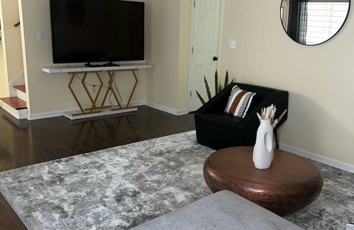 McDonough House | Quiet bedroom in McDonough