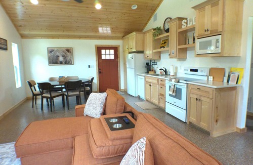 Hulbert Cabin | Quiet cabin, hot tub, firepit, no pet fee, MAX 4 person occ