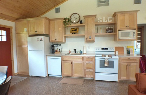 Hulbert Cabin | Quiet cabin, hot tub, firepit, no pet fee, MAX 4 person occ