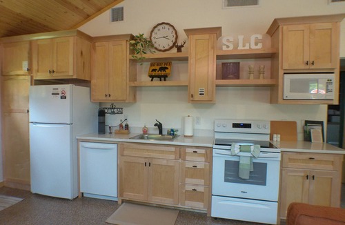 Hulbert Cabin | Quiet cabin, hot tub, firepit, no pet fee, MAX 4 person occ