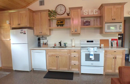 Hulbert Cabin | Quiet cabin, hot tub, firepit, no pet fee, MAX 4 person occ
