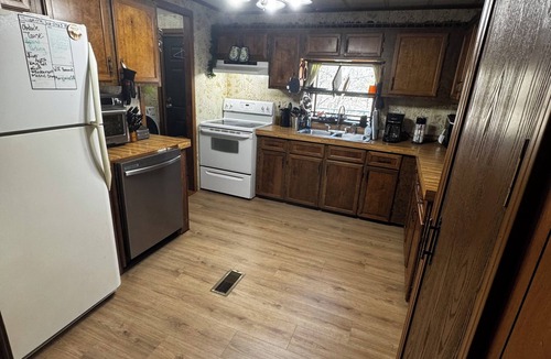 Flint Creek House | Quiet cabin in the woods w/access to pools, river, & lakes in gated community!