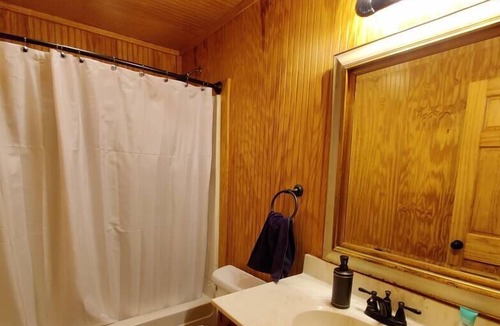 Oakland House | Quiet cabin near Enid Lake