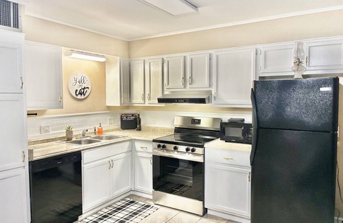Houma Condo | Quiet Cajun Living. Short drive to NOLA. Perfect DATE NIGHT vibe!