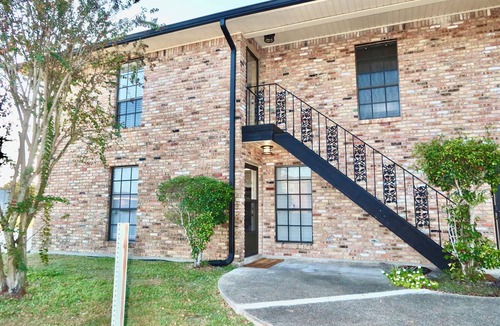 Houma Condo | Quiet Cajun Living. Short drive to NOLA. Perfect DATE NIGHT vibe!