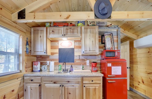 Caledonia Cabin | Quiet Caledonia Cabin: 18 Mi to Council Bluff Lake