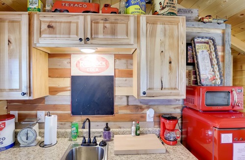 Caledonia Cabin | Quiet Caledonia Cabin: 18 Mi to Council Bluff Lake