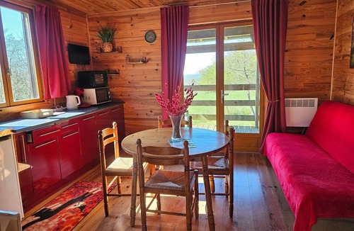 Velle-sur-Moselle Cottage | Quiet chalet with terrace, pets allowed, parking, and Wi-Fi included