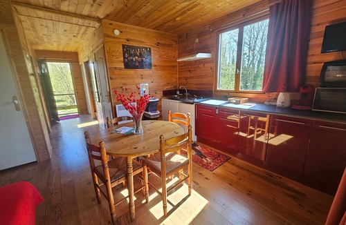 Velle-sur-Moselle Cottage | Quiet chalet with terrace, pets allowed, parking, and Wi-Fi included