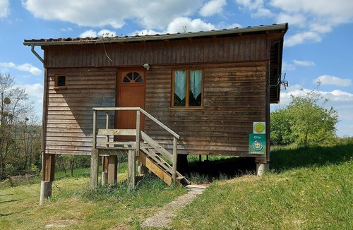 Velle-sur-Moselle Cottage | Quiet chalet with terrace, pets allowed, parking, and Wi-Fi included