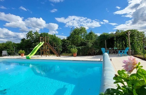Velle-sur-Moselle Cottage | Quiet chalet with terrace, pets allowed, parking, and Wi-Fi included