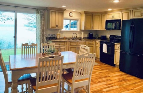 Geneva Cottage | Quiet/charming 2-bedroom Sunset-Lake view cottage lovely Seneca lake, wine trail