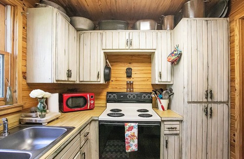 Pangburn Cabin | Quiet, Charming & Beautiful 2 Bedroom Cabin on the Little Red River