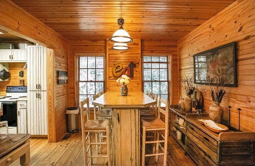 Pangburn Cabin | Quiet, Charming & Beautiful 2 Bedroom Cabin on the Little Red River