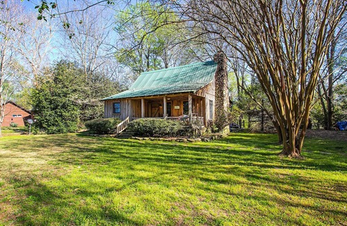 Pangburn Cabin | Quiet, Charming & Beautiful 2 Bedroom Cabin on the Little Red River