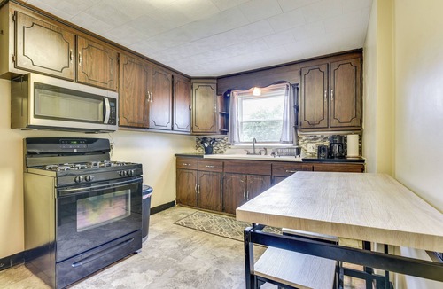 Cheektowaga Cottage | Quiet Cheektowaga Retreat: 23 Mi to Niagara Falls!