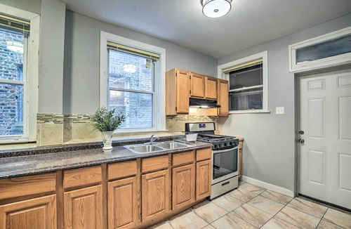 South Austin House | Quiet Chicago Townhome: Walk to Subway Stations