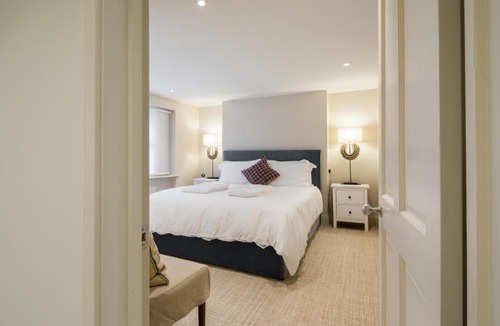 Kennington House | Quiet Classical/Modern Designer Garden Flat