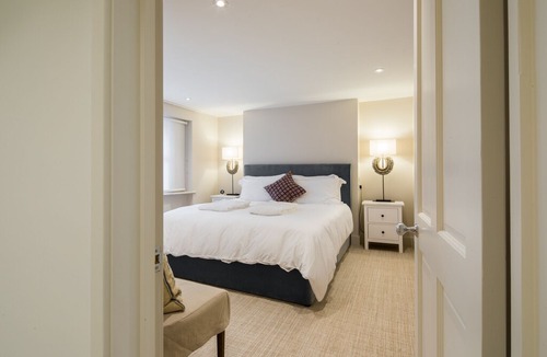 Kennington House | Quiet Classical/Modern Designer Garden Flat