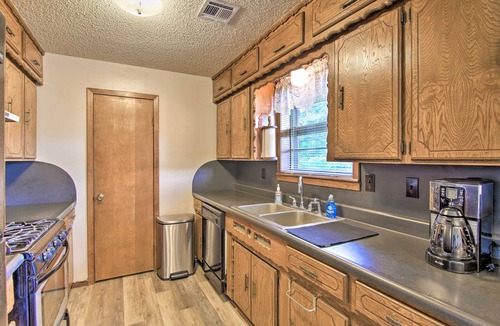 Clayton House | Quiet Clayton Home w/Mountain Views 4 Mi to Lake!