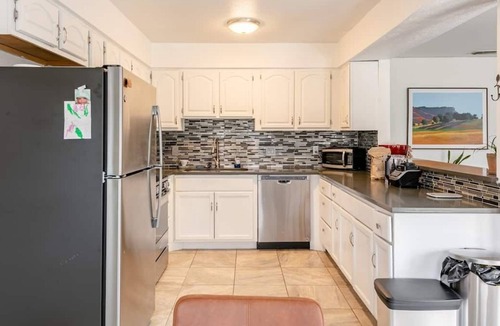 Franklin Park House | Quiet & Clean House w/ Patio! W/D, Parking, WiFi