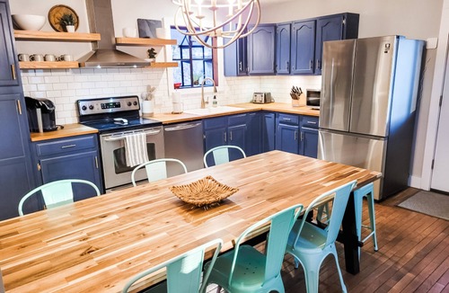 Linn Creek House | quiet & clean lakefront, private dock & HOT TUB
