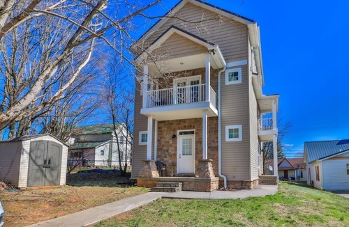 Jefferson City House | Quiet, Clean & Secure 5bd/5ba Skinny House, Every Room Has a Private Bathroom!