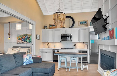 Port Aransas Cabin | Quiet coastal home, steps to beach.