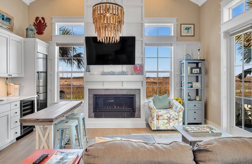 Port Aransas Cabin | Quiet coastal home, steps to beach.