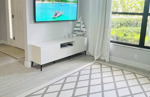West Bradenton House | Quiet Coastal Retreat . Hot Tub . Relax & Unwind