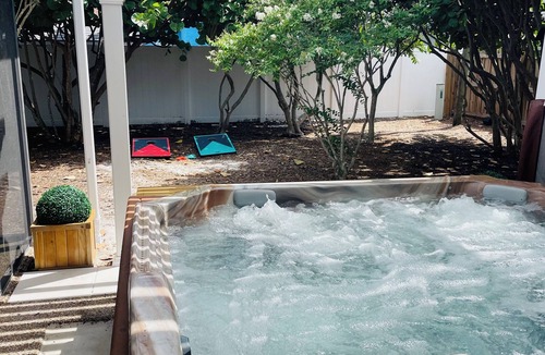 West Bradenton House | Quiet Coastal Retreat . Hot Tub . Relax & Unwind