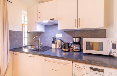 Marengo - Jolimont Apartment | Quiet cocoon of love