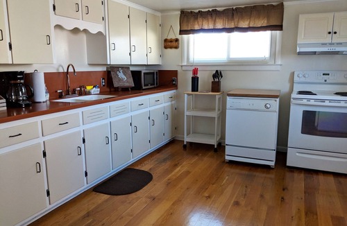 Laramie House | Quiet, Comfortable Location! w/Double Garage/Air Conditioning