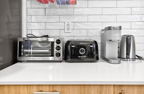 Cote-Des-Neiges—Notre-Dame-De-Grace Apartment | Quiet&Comfy 3BDRS Apt near DT, Concordia, Parking
