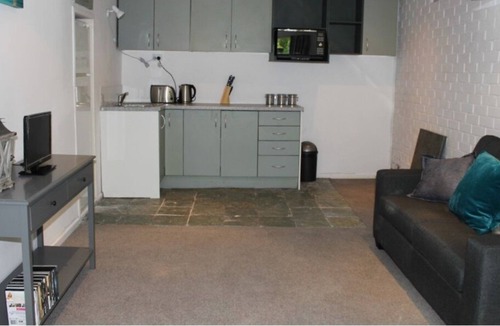 Kohimarama Apartment | Quiet, compact, well located and affordable!