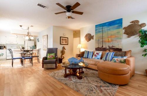 Northeast Pensacola House | Quiet Condo ~ 10 Mi to Dtwn Pensacola