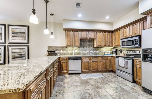 Branson Apartment | Quiet Condo w/Patio: 3 Mi to Dtwn Branson!
