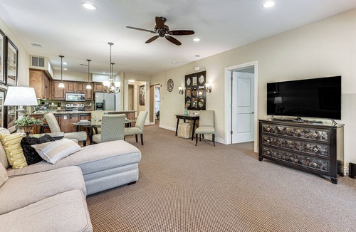 Branson Apartment | Quiet Condo w/Patio: 3 Mi to Dtwn Branson!