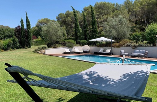 Cabries House | Quiet contemporary house with secure heated pool and large garden