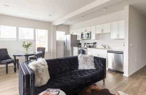 Eastside Condo | Quiet, convenient Commencement Bay & city views!