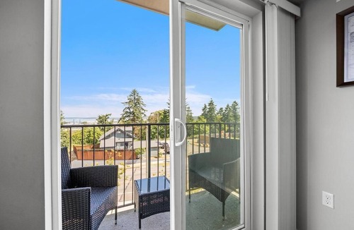 Eastside Condo | Quiet, convenient Commencement Bay & city views!