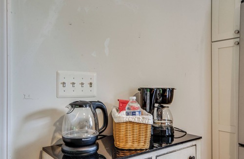 The Plains Cottage | Quiet Cottage Rental in The Plains w/Deck & Views