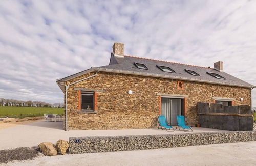 Nort-sur-Erdre Cottage | Quiet cottage with terrace, near Nantes